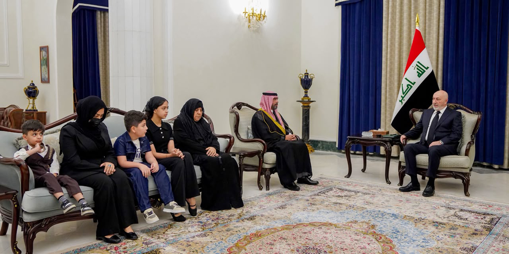 رئيس الجمهورية يستقبل عائلة الشهيد العميد هشام السلماني ويؤكد أن تضحيات الشهداء ستبقى حاضرة في ذاكرة العراقيين
